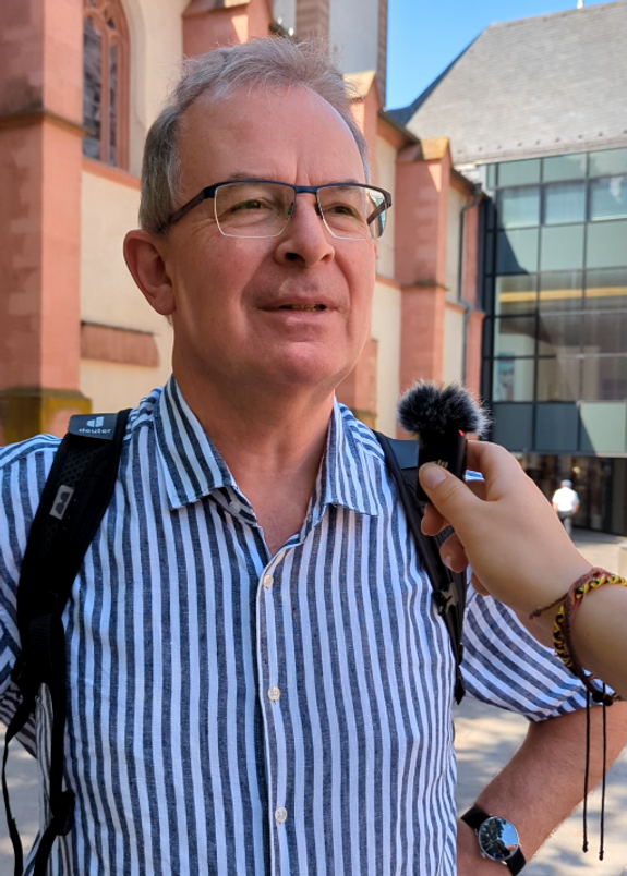 Der Passant und seine Frau sind zu Besuch in Würzburg. Sie wollen in Erinnerungen schwelgen.  Der Passant und seine Frau sind zu Besuch in Würzburg. Sie wollen in Erinnerungen schwelgen.