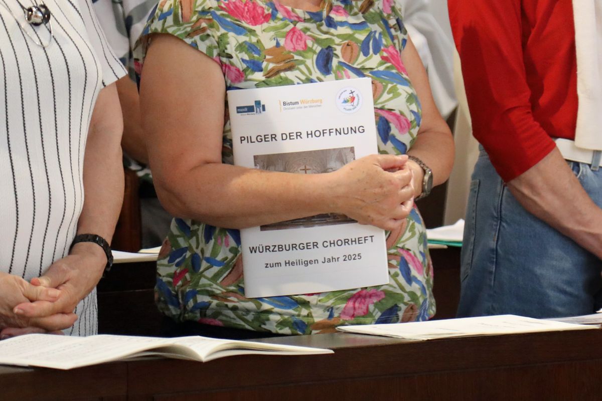 Weihbischof Paul Reder feierte am Samstag, 12. Juli 2025, einen Kiliani-Gottesdienst mit Kirchenchören sowie Kirchenmusikern und -musikerinnen aus dem ganzen Bistum.