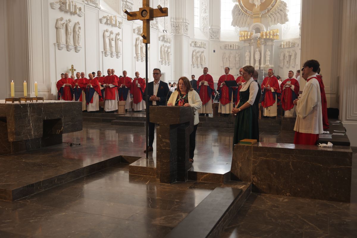 Mit einer Reliquienprozession von Sankt Burkard über die Alte Mainbrücke und einem Pontifikalgottesdienst im Kiliansdom ist am Sonntag, 6. Juli, die Kiliani-Wallfahrtswoche 2025 eröffnet worden.