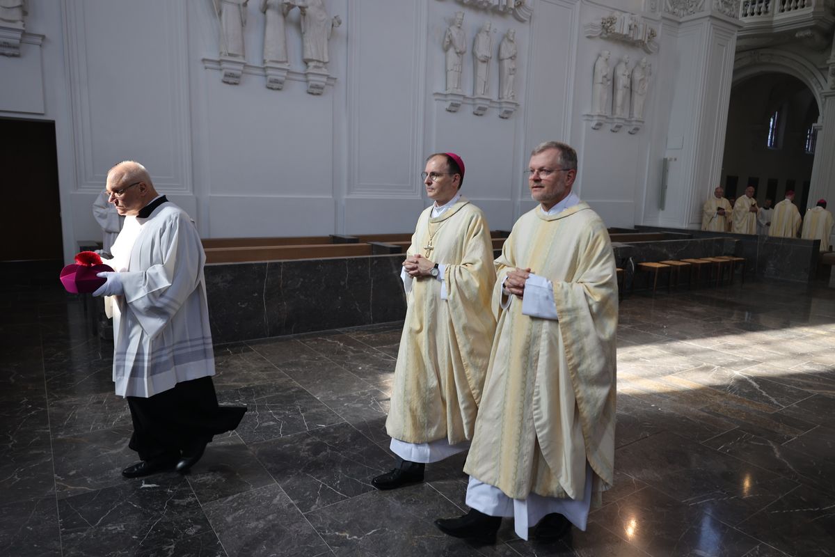 Weihbischof Paul Reder ist am Freitag, 10. Mai, offiziell in sein Amt als Dompropst eingeführt worden - zunächst in der Kapelle des Bischofshauses, dann bei einem Pontifikalgottesdienst im Kiliansdom. Dabei wurde besonders an Bischof em. Dr. Paul-Werner Scheele erinnert, der am 10. Mai 2019 starb.