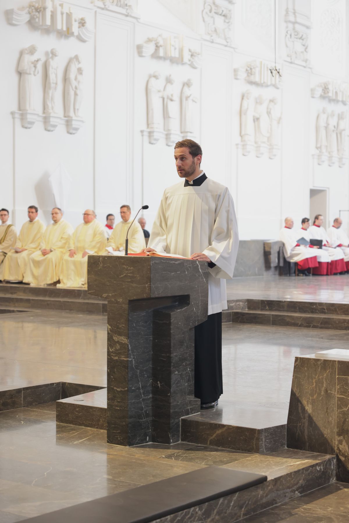 Bischof Dr. Franz Jung hat am Mittwochabend, 16. April, bei der Chrisammesse im Würzburger Kiliansdom die Heiligen Öle für das ganze Bistum geweiht.  Bischof Dr. Franz Jung hat am Mittwochabend, 16. April, bei der Chrisammesse im Würzburger Kiliansdom die Heiligen Öle für das ganze Bistum geweiht.