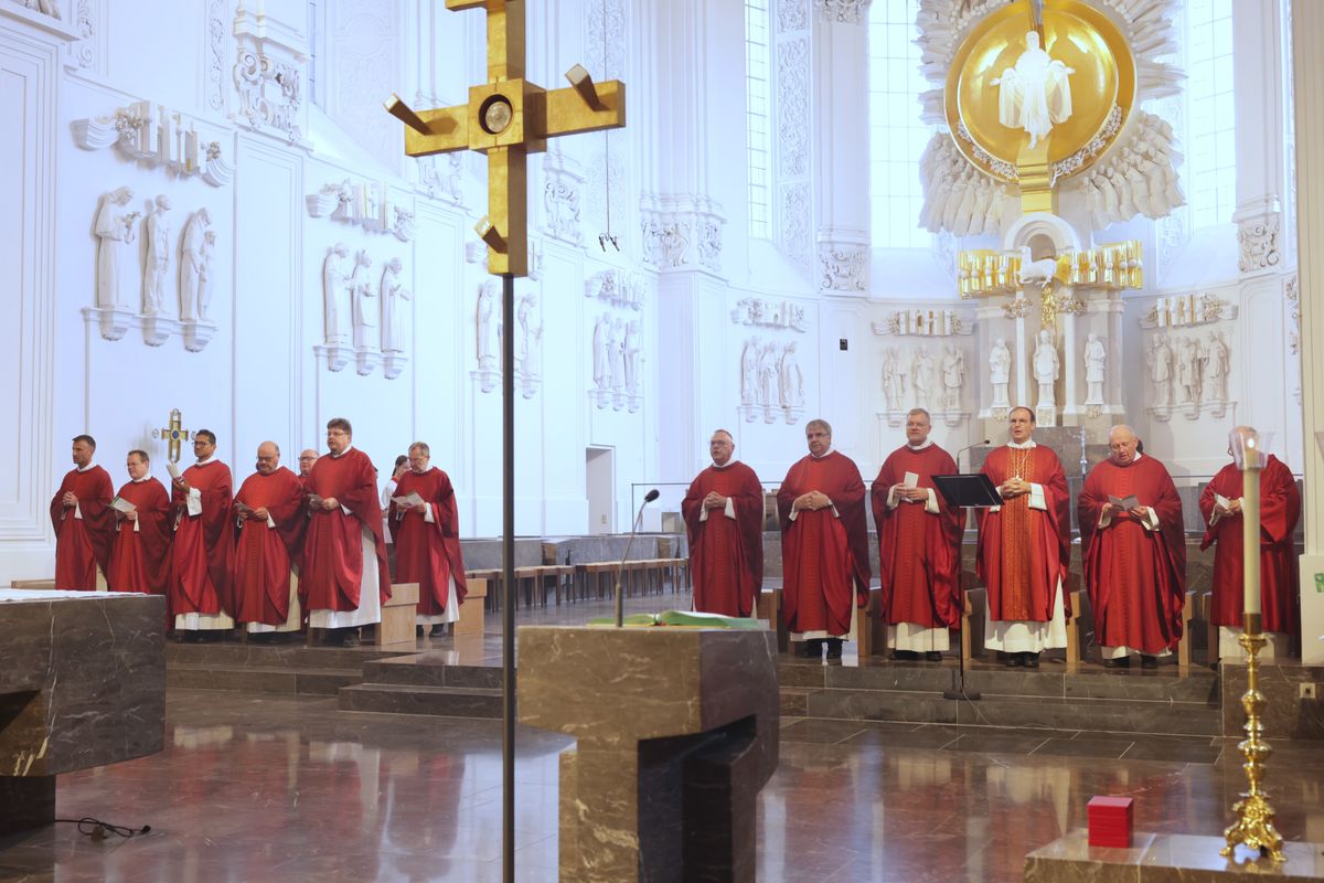 Rund 900 Personen feierten den Kiliani-Pontifikalgottesdienst für Räte und Politiker am Montagabend, 7. Juli, im Kiliansdom mit. Eine Begegnung auf dem Kiliansplatz schloss sich an. 