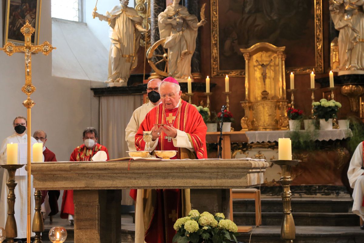 Weihbischof Ulrich Boom feierte am Donnerstagabend ein Pontifikalamt in der Pfarrkirche Sankt Michael in Zeil am Main.