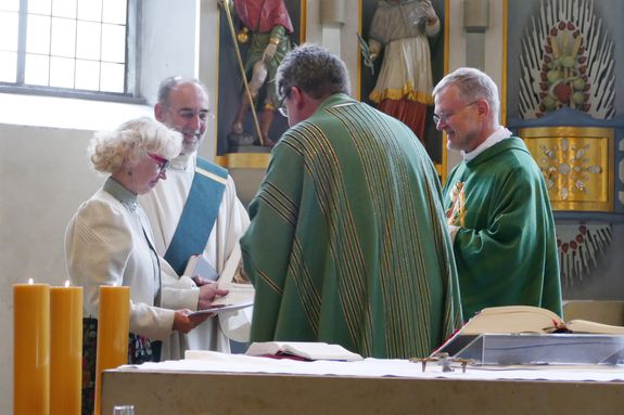 Der Gottesdienst endete mit einer Überraschung für das Ehepaar Glaser: Generalvikar Vorndran (rechts) hatte eine Denk- und Segensurkunde zum Goldenen Ehejubiläum der beiden mitgebracht.