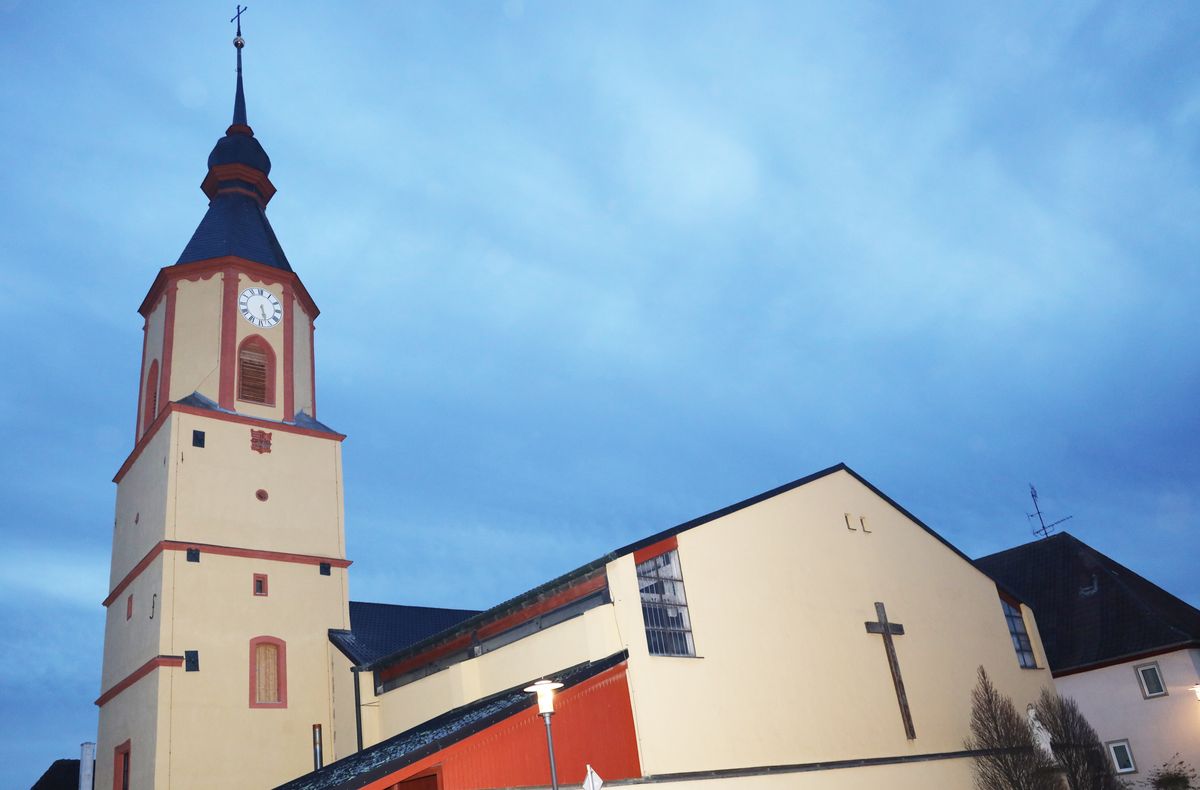 Wieder zukunftstfest: der Kirchturm der Pfarrkirche von Gelchsheim. Wieder zukunftstfest: der Kirchturm der Pfarrkirche von Gelchsheim.