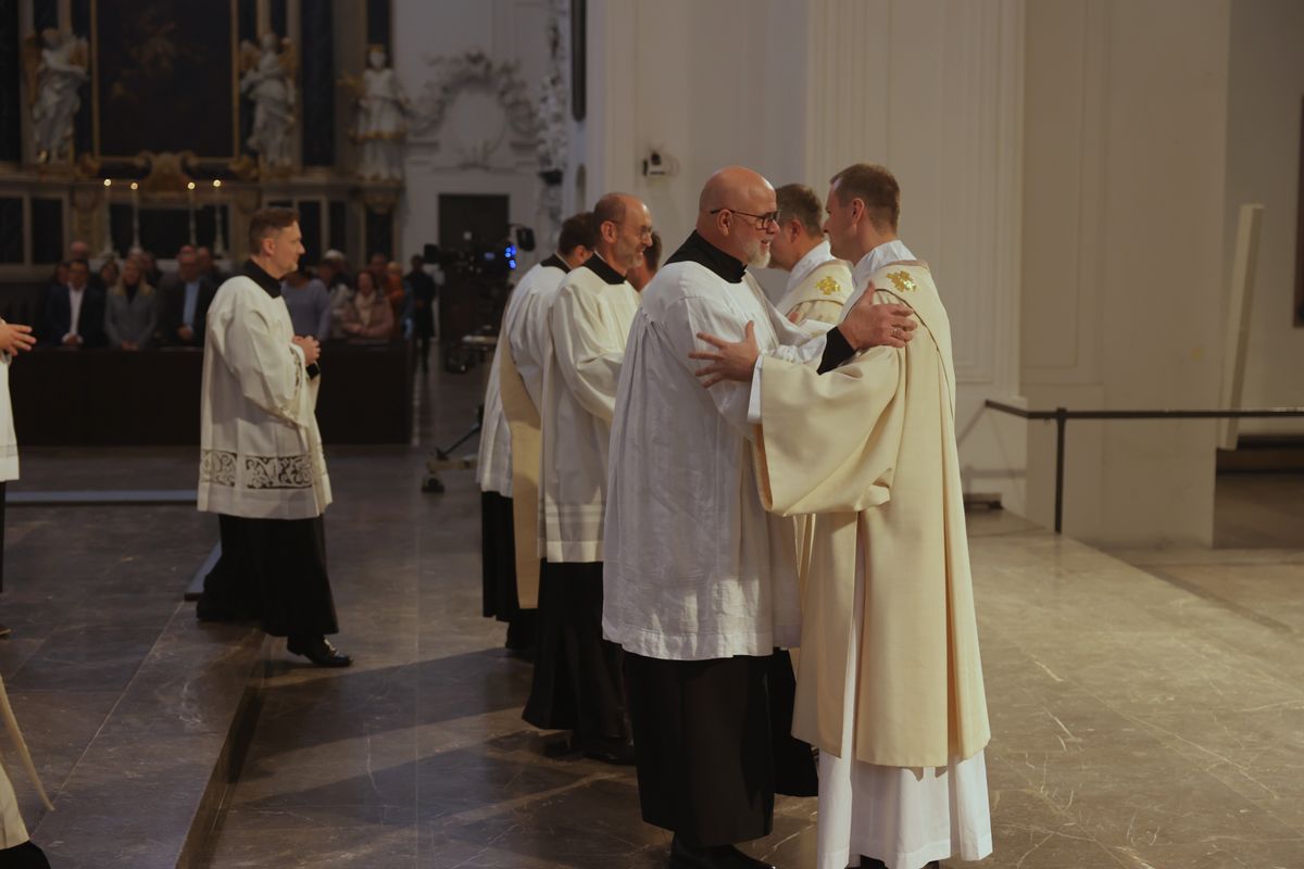 Bei einem Pontifikalgottesdienst am Samstag, 27. September, weihte Weihbischof Paul Reder drei Männer im Würzburger Kiliansdom zu Diakonen.