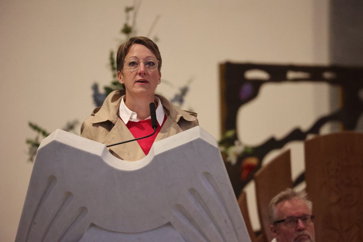 Bischof Dr. Franz Jung feierte am Festtag des heiligen Franziskus in der Kathedrale des heiligen Mél in Longford einen Gottesdienst. Im Anschluss lud die Pfarrei zum Kaffee in das Untergeschoss ein.