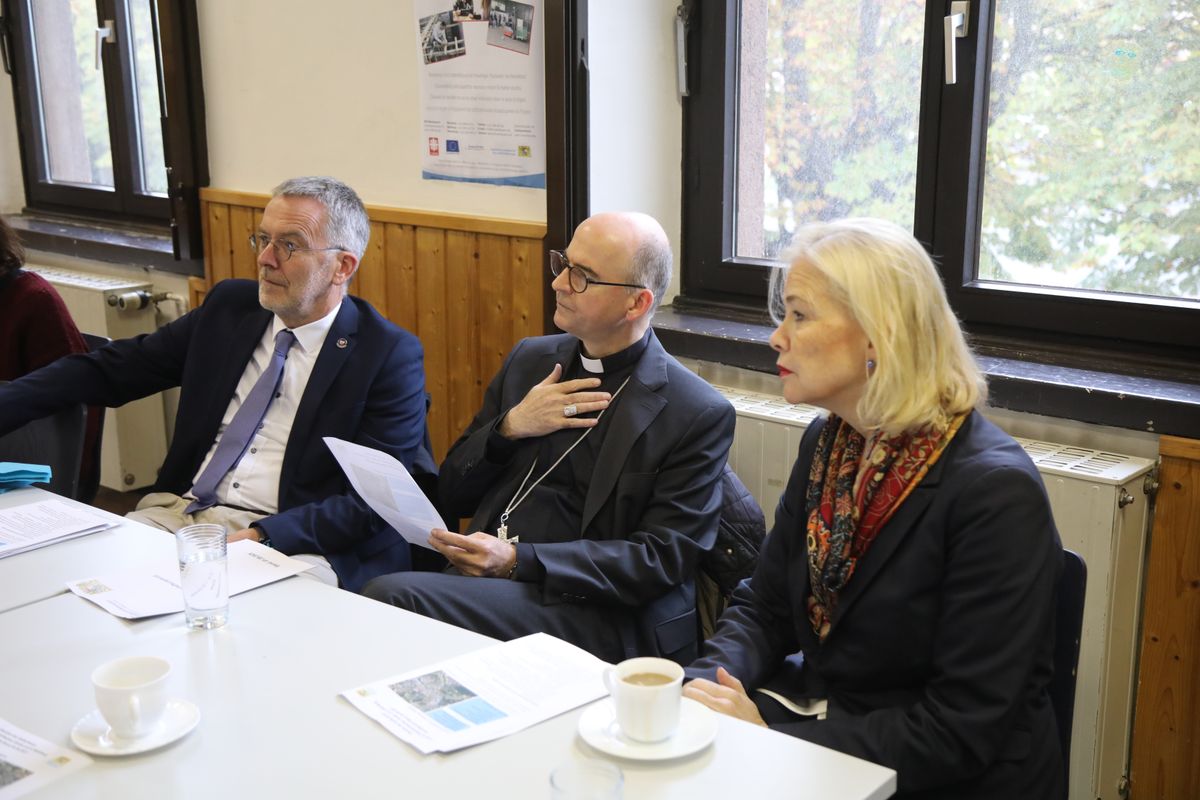 In den Räumen des "Sozialdiensts für Flüchtlinge" des Diözesan-Caritasverbands (von links): Johannes Hardenacke, Bischof Dr. Franz Jung und Regierungspräsidentin Dr. Susanne Weizendörfer. In den Räumen des "Sozialdiensts für Flüchtlinge" des Diözesan-Caritasverbands (von links): Johannes Hardenacke, Bischof Dr. Franz Jung und Regierungspräsidentin Dr. Susanne Weizendörfer.