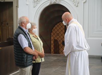 Bischof Dr. Franz Jung segnete nach dem Gottesdienst die Ehejubilare.
