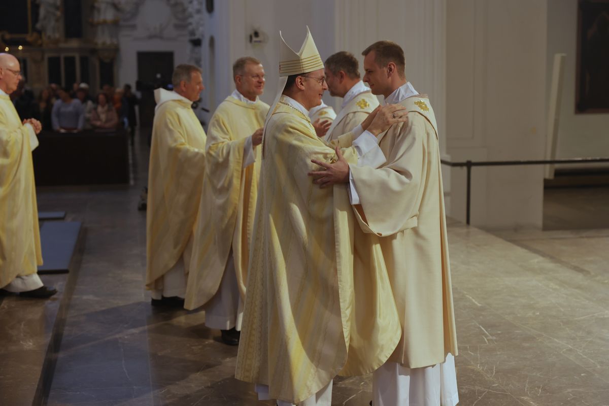 Bei einem Pontifikalgottesdienst am Samstag, 27. September, weihte Weihbischof Paul Reder drei Männer im Würzburger Kiliansdom zu Diakonen.