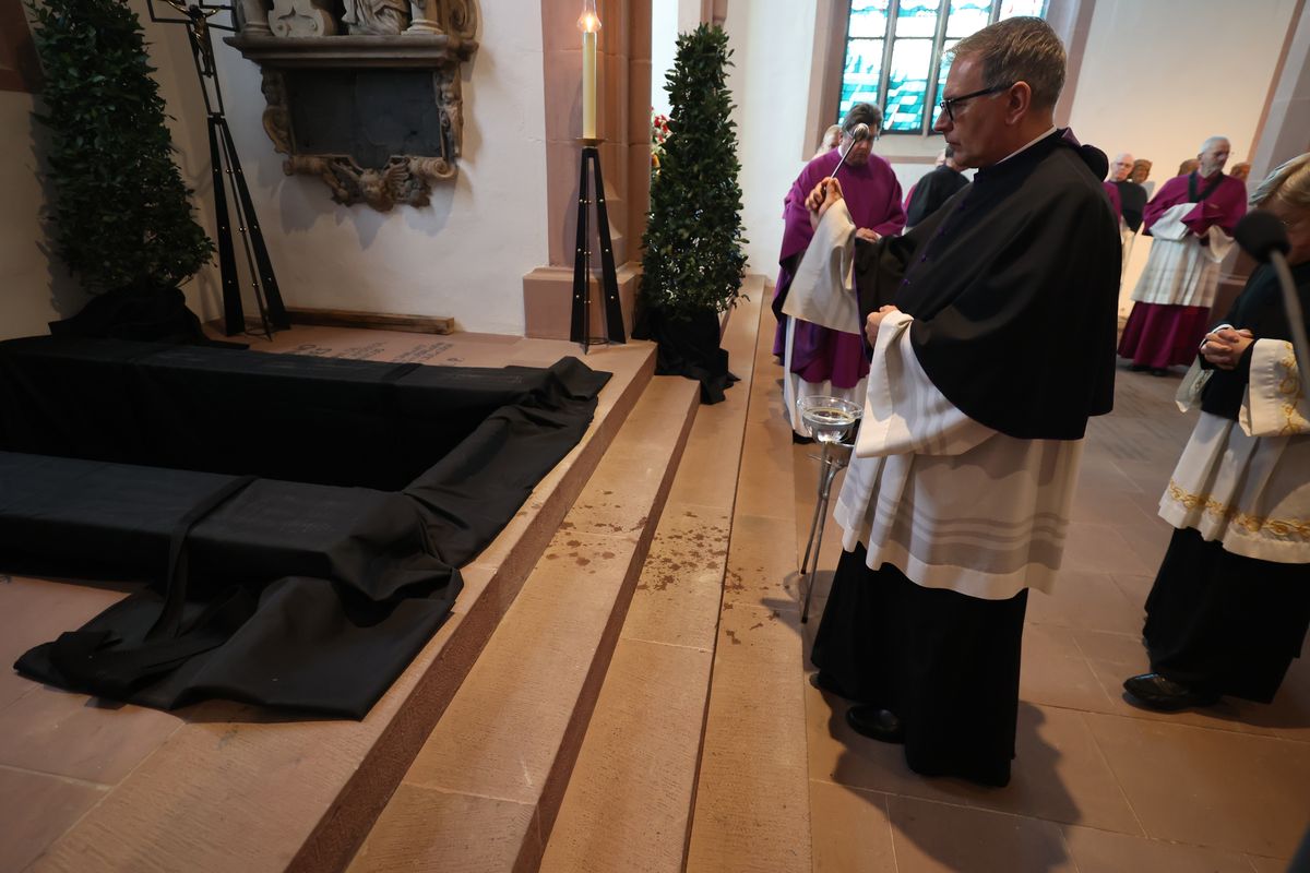 Bischof Dr. Franz Jung feierte am Samstag, 12. Oktober, im Würzburger KIliansdom ein Pontifikalrequiem für Weihbischof em. Helmut Bauer. Die anschließende Beisetzung leitete Dompropst Weihbischof Paul Reder.
