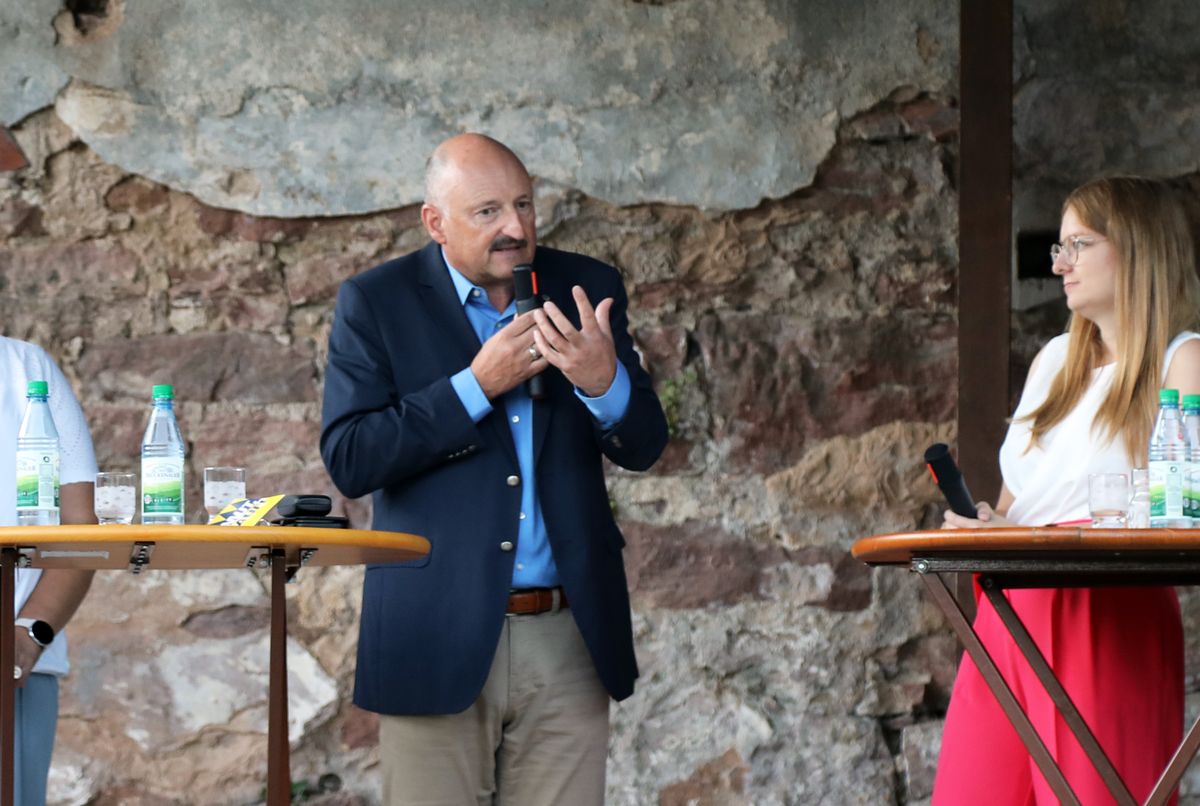 Bundestagsabgeordneter Bernd Rützel. Links Moderatorin Ana-Lena Ils. Bundestagsabgeordneter Bernd Rützel. Links Moderatorin Ana-Lena Ils.