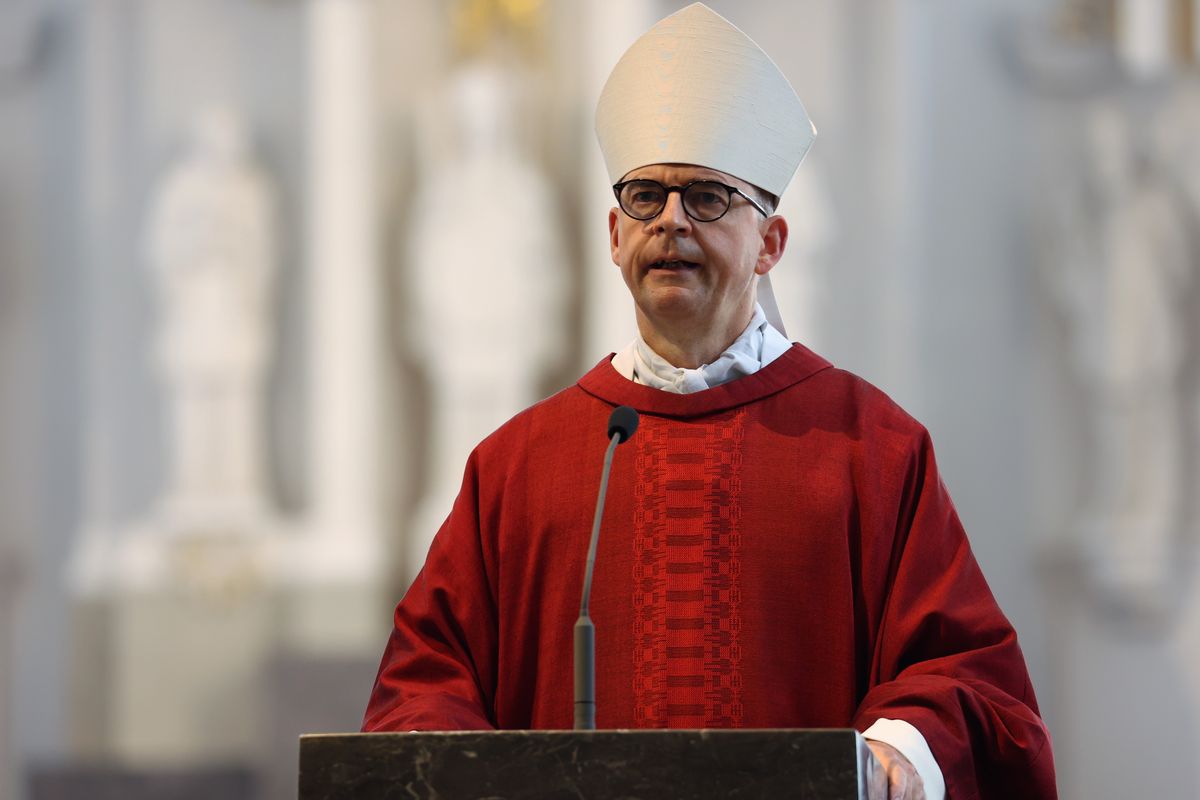 Bischof Dr. Franz Jung hat am Karfreitag, 15. April, die Liturgie vom Leiden und Sterben Jesu im Kiliansdom gefeiert. Bischof Dr. Franz Jung hat am Karfreitag, 15. April, die Liturgie vom Leiden und Sterben Jesu im Kiliansdom gefeiert.