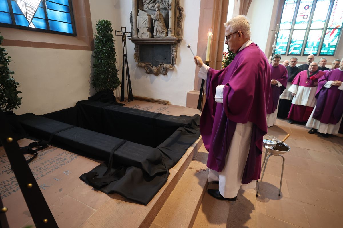 Bischof Dr. Franz Jung feierte am Samstag, 12. Oktober, im Würzburger KIliansdom ein Pontifikalrequiem für Weihbischof em. Helmut Bauer. Die anschließende Beisetzung leitete Dompropst Weihbischof Paul Reder.