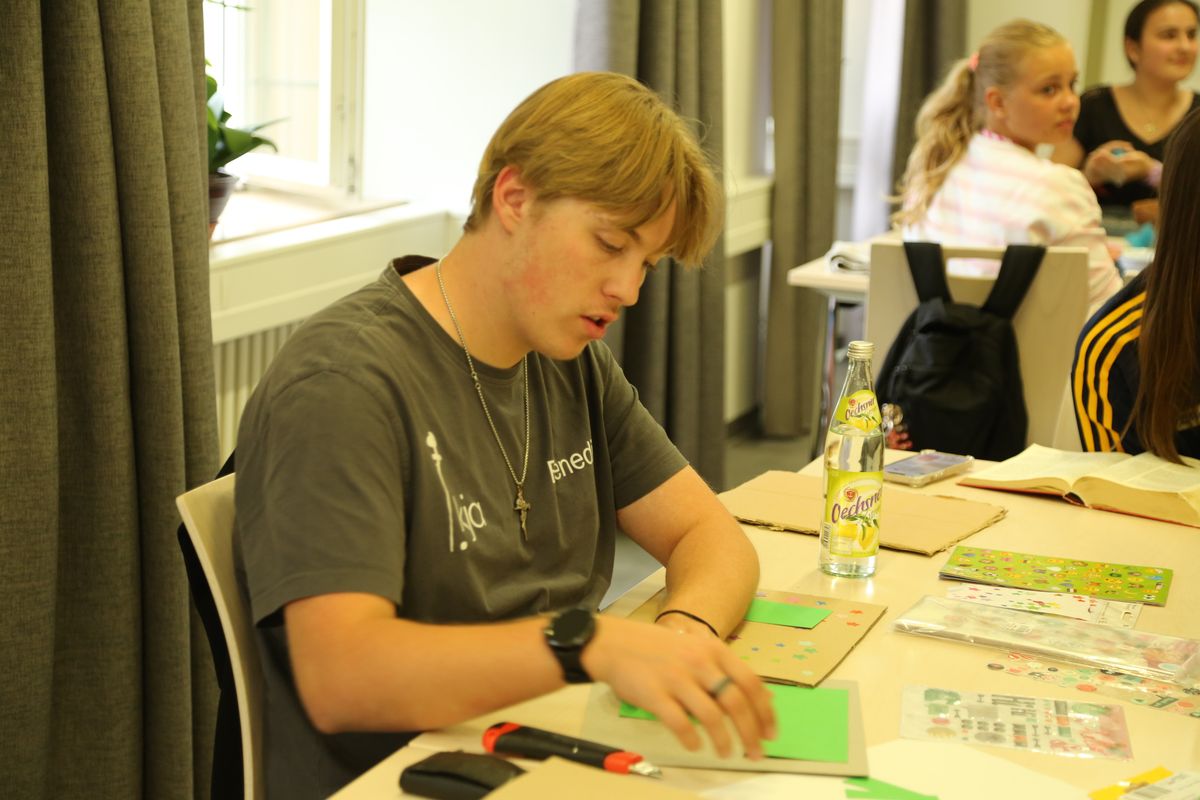 Am Tag der Jugend hat Weihbischof Paul Reder im Anschluss an ein buntes Workshop-Programm einen Kiliani-Gottesdienst mit den Jugendlichen im Kilianeum in Würzburg gefeiert.