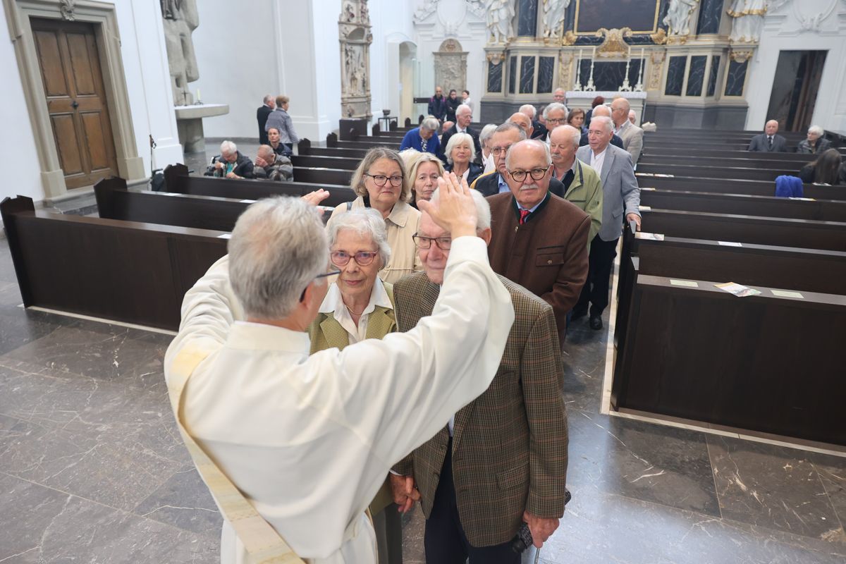 Seelsorgerinnen und Seelsorger spendeten nach dem Gottesdienst den Jubelpaaren individuell den Segen. 