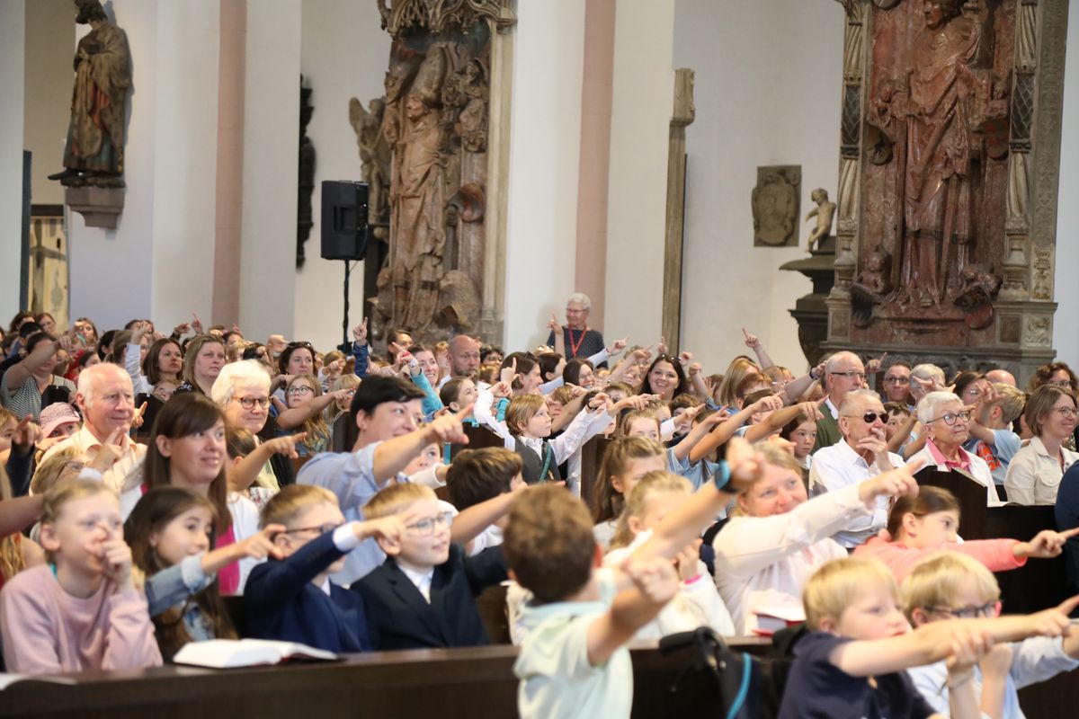 Lichtquellen im Dom finden? Für die Kinder kein Problem. Mit rund 1300 Kommunionkindern und ihren Begleitern hat Weihbischof Paul Reder am Montag, 8. Juli, einen Gottesdienst im Kiliansdom gefeiert.