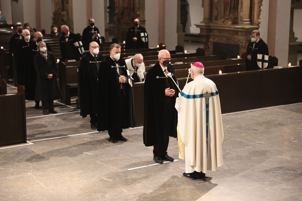 Weihbischof Ulrich Boom beim Erteilen des Blasiussegens. Weihbischof Ulrich Boom beim Erteilen des Blasiussegens.
