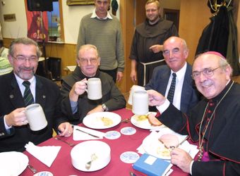 Weihbischof Helmut Bauer bei der Wirtewallfahrt 2002.