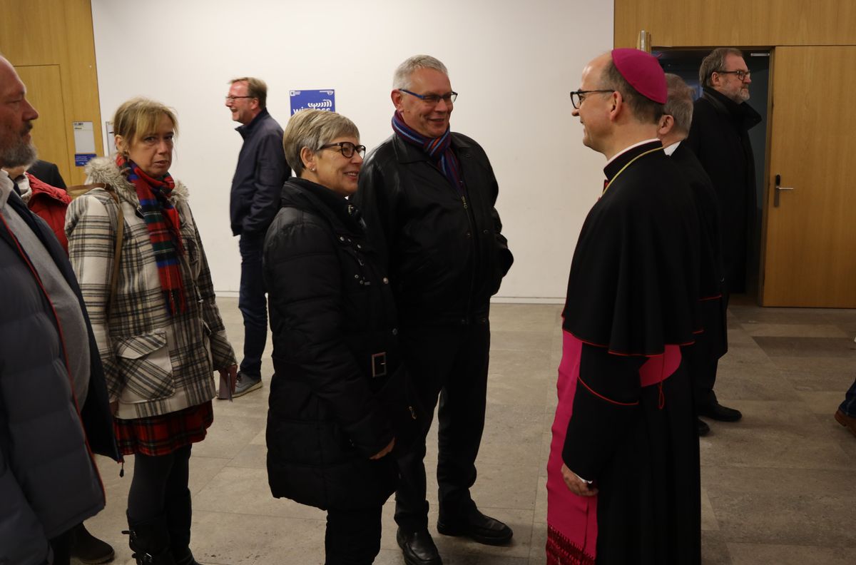 Bischof Dr. Franz Jung begrüßte gemeinsam mit Generalvikar Thomas Keßler und Domkapitular Clemens Bieber, Vorsitzender des Diözesan-Caritasverbands, die Gäste am Eingang des Hörsaalgebäudes. 