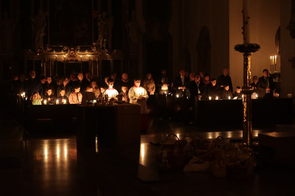 Bischof Dr. Franz Jung feierte am Samstag, 19. April, im Würzburger Kiliansdom die Osternacht. 