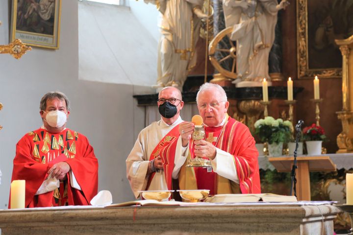 Weihbischof Ulrich Boom feierte den Gottesdienst und rief die Menschen zum Gottvertrauen auf.