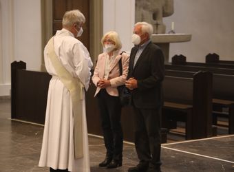 Mit rund 100 Ehepaaren aus der ganzen Diözese hat Bischof Dr. Franz Jung am Montagabend, 28. Juni, einen Gottesdienst im Würzburger Kiliansdom gefeiert. Eingeladen waren Ehejubilare, die in den Jahren 2020 und 2021 ihr silbernes Ehejubiläum feiern. Nach dem Gottesdienst ließen sich die Ehepartner von Bischof Jung und weiteren Priestern und Diakonen mit Abstand segnen.