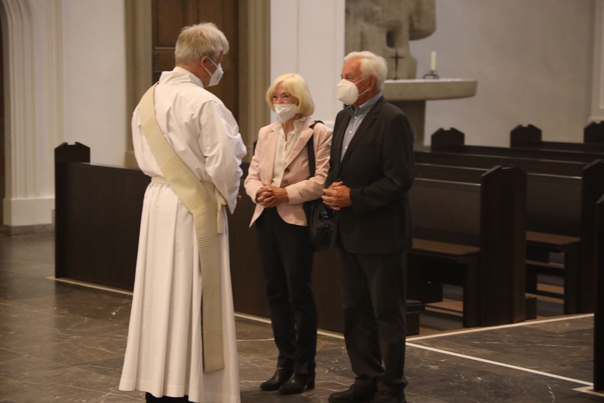 2621/0619 Ehejubilare Bischof 28. Juni Abend_27982 Mit rund 100 Ehepaaren aus der ganzen Diözese hat Bischof Dr. Franz Jung am Montagabend, 28. Juni, einen Gottesdienst im Würzburger Kiliansdom gefeiert. Eingeladen waren Ehejubilare, die in den Jahren 2020 und 2021 ihr silbernes Ehejubiläum feiern. Nach dem Gottesdienst ließen sich die Ehepartner von Bischof Jung und weiteren Priestern und Diakonen mit Abstand segnen.