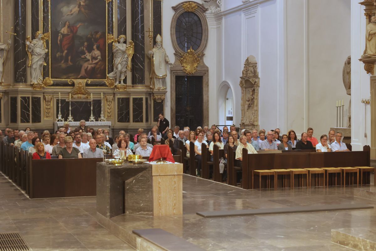 Rund 900 Personen feierten den Kiliani-Pontifikalgottesdienst für Räte und Politiker am Montagabend, 7. Juli, im Kiliansdom mit. Eine Begegnung auf dem Kiliansplatz schloss sich an. 