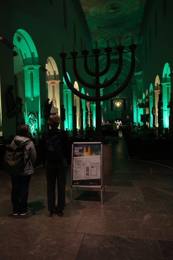 Die "Nacht der Hoffnung" am Samstagabend, 13. Juli, der Kiliani-Wallfahrtswoche lud zu Besinnung, Gebet und Kraftschöpfen in den Kiliansdom ein. Viele Passanten nutzten das Angebot, das um Mitternacht endete.