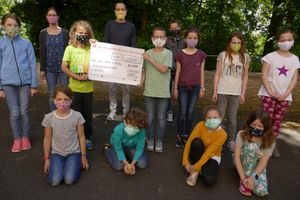 Einen Scheck über 276 Euro für das brasilianische Óbidos überreichten Schüler und Lehrkräfte der Grundschule Zellingen an Marius Amrhein (mit Scheck) , der seit seiner Zeit als "weltwärts"-Freiwilliger engen Kontakt zum Würzburger Partnerbistum pflegt. 