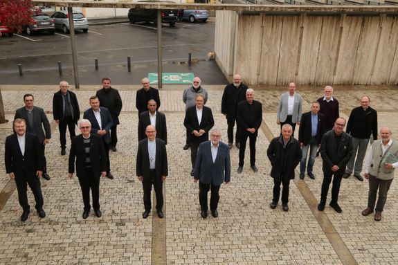 Bischof Dr. Franz Jung (vordere Reihe, 3. von links) und Generalvikar Dr. Jürgen Vorndran (vordere Reihe, links) mit den scheidenden Dekanen. 