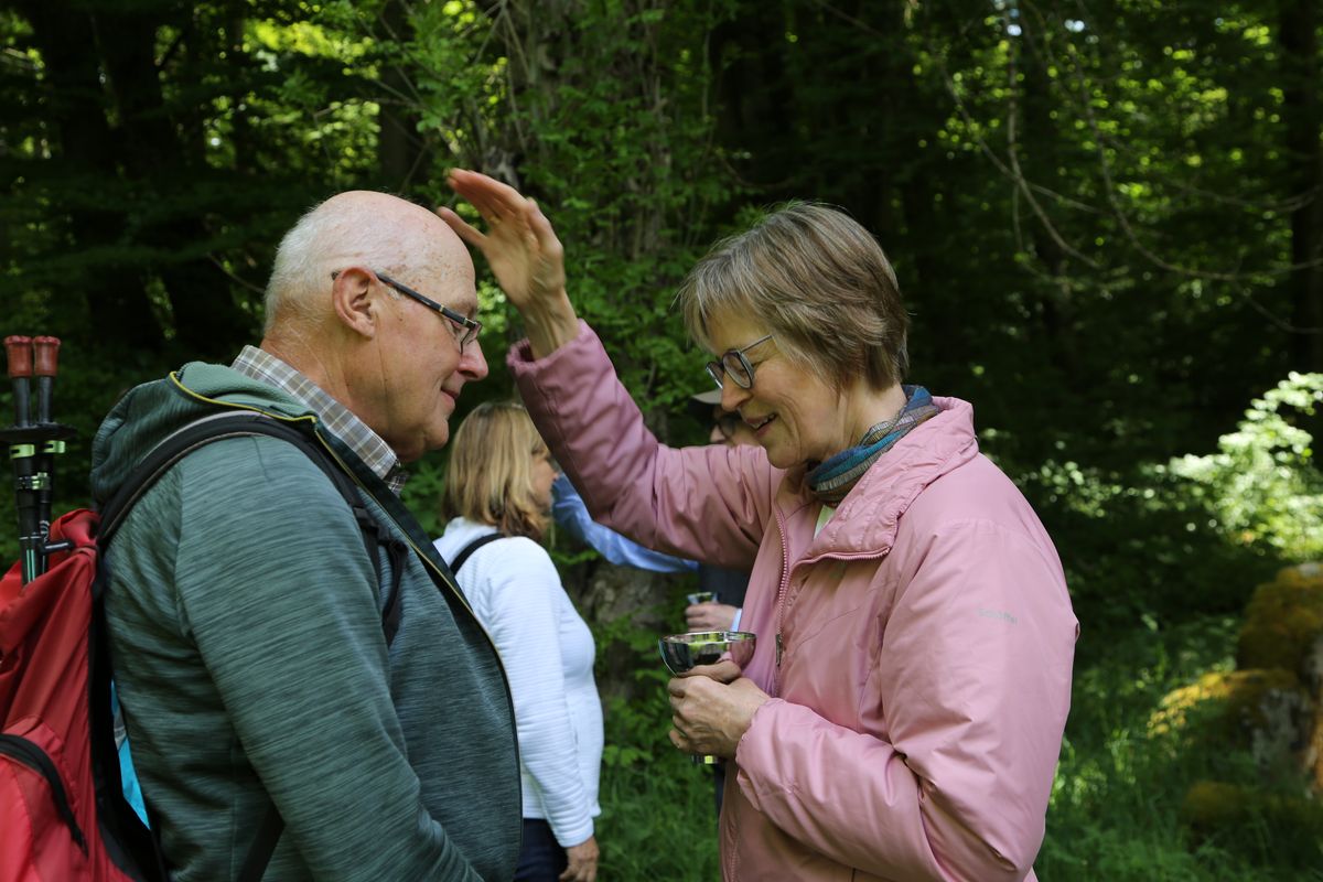 Fast 400 Gläubige haben an der Ökumenischen Kreuzbergwallfahrt mit Bischof Jung und Regionalbischöfin Bornowski teilgenommen.  Fast 400 Gläubige haben an der Ökumenischen Kreuzbergwallfahrt mit Bischof Jung und Regionalbischöfin Bornowski teilgenommen.