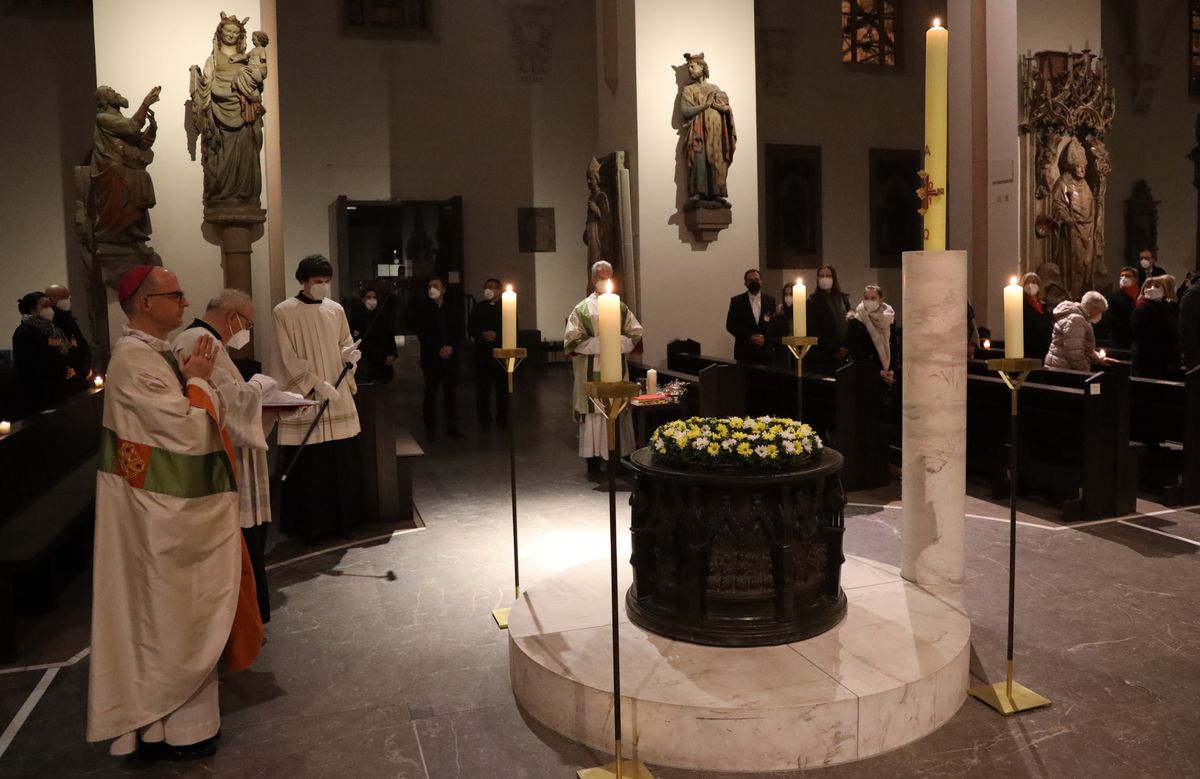 Bischof Dr. Franz Jung segnete das Osterwasser.