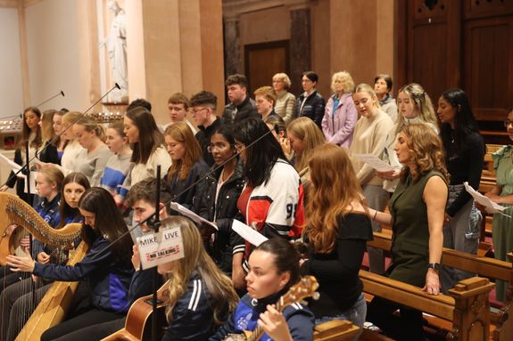 Bischof Martin Hayes feierte am Samstagabend, 5. Oktober, mit den Gästen aus Deutschland einen Jugendgottesdienst in der Kathedrale von Cavan.