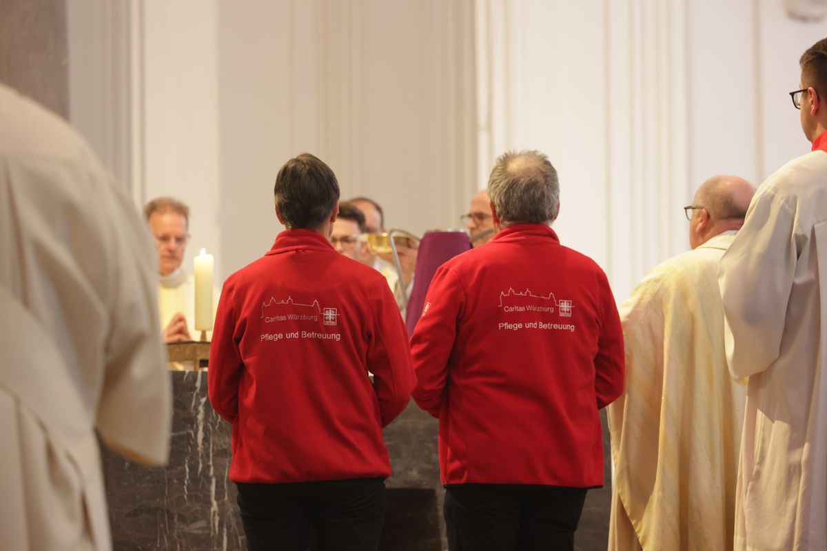 Das Krankenöl wurde während des Hochgebets geweiht. Das Krankenöl wurde während des Hochgebets geweiht.