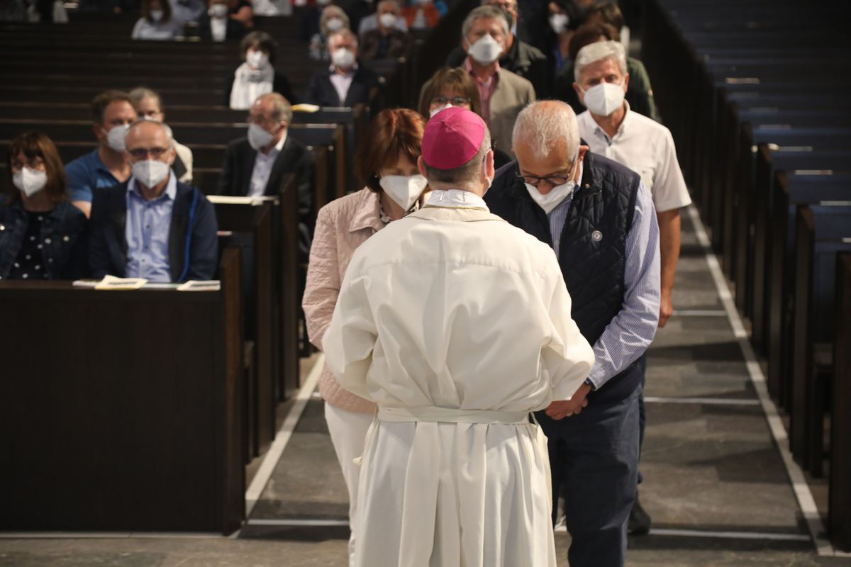 2721/0637-Dankgottesdienst für Ehejubilare mit Bischof Dr. Franz Jung_28305 Bischof Dr. Franz Jung hat am Mittwochabend, 30. Juni, einen Gottesdienst im Würzburger Kiliansdom gefeiert.
