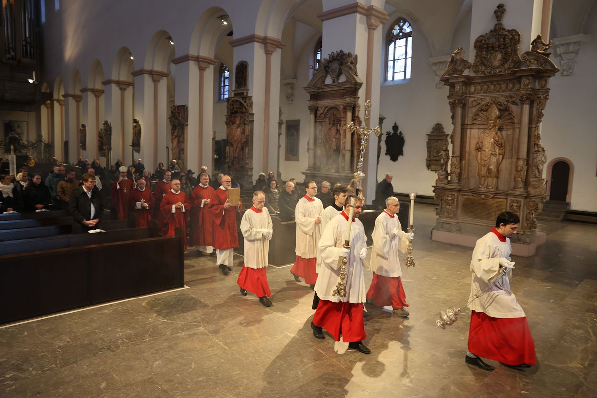 Einen Gottesdienst zum Gedenken an Generalvikar Dr. Karl Hillenbrand und Weihbischof em. Alfons Kempf hat Bischof Dr. Franz Jung am Freitag, 22. November, gefeiert. Anschließend segnete er die Gräber der beiden im Domkreuzgang und der Sepultur. Einen Gottesdienst zum Gedenken an Generalvikar Dr. Karl Hillenbrand und Weihbischof em. Alfons Kempf hat Bischof Dr. Franz Jung am Freitag, 22. November, gefeiert. Anschließend segnete er die Gräber der beiden im Domkreuzgang und der Sepultur.