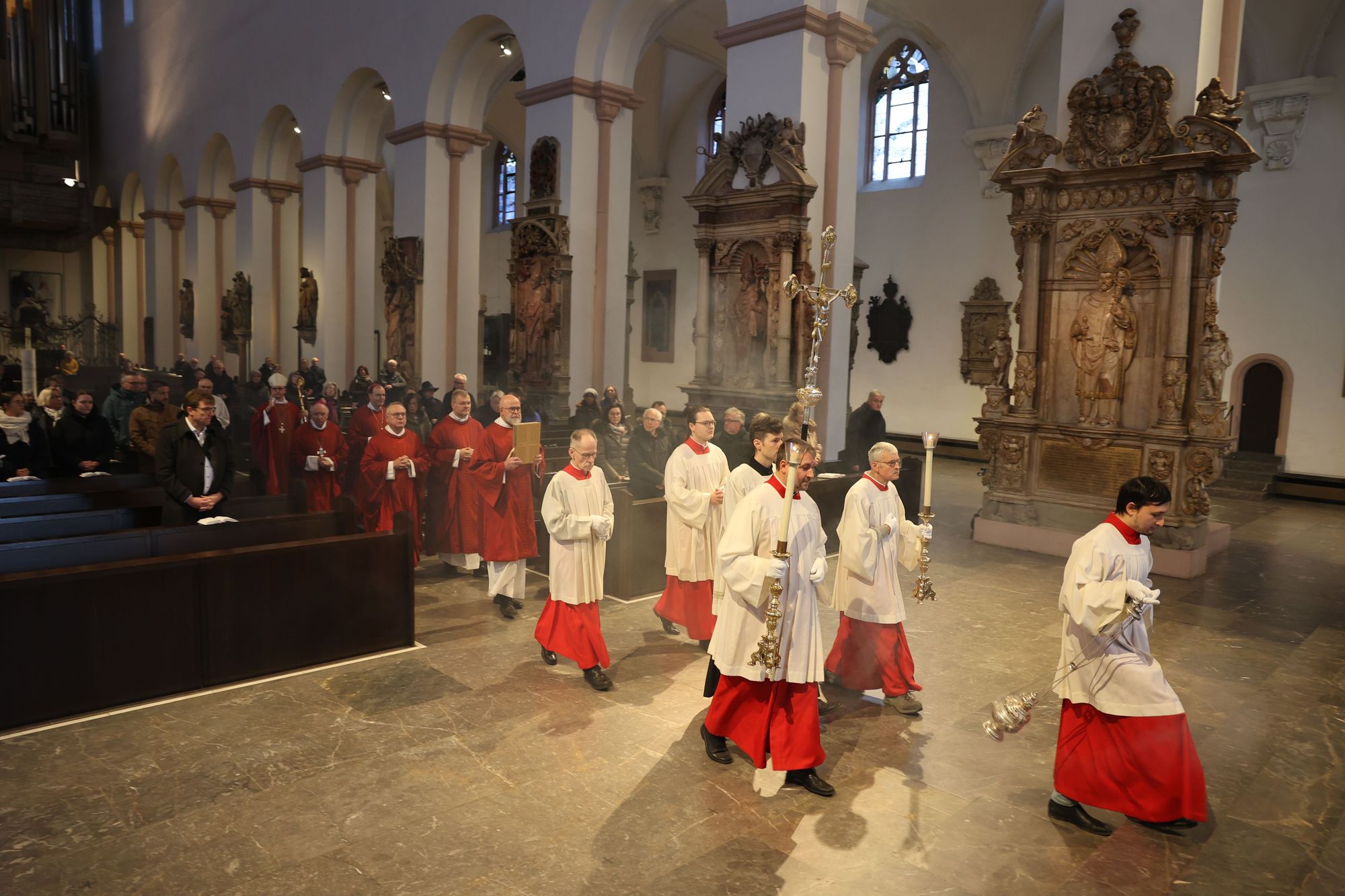 Einen Gottesdienst zum Gedenken an Generalvikar Dr. Karl Hillenbrand und Weihbischof em. Alfons Kempf hat Bischof Dr. Franz Jung am Freitag, 22. November, gefeiert. Anschließend segnete er die Gräber der beiden im Domkreuzgang und der Sepultur. Einen Gottesdienst zum Gedenken an Generalvikar Dr. Karl Hillenbrand und Weihbischof em. Alfons Kempf hat Bischof Dr. Franz Jung am Freitag, 22. November, gefeiert. Anschließend segnete er die Gräber der beiden im Domkreuzgang und der Sepultur.