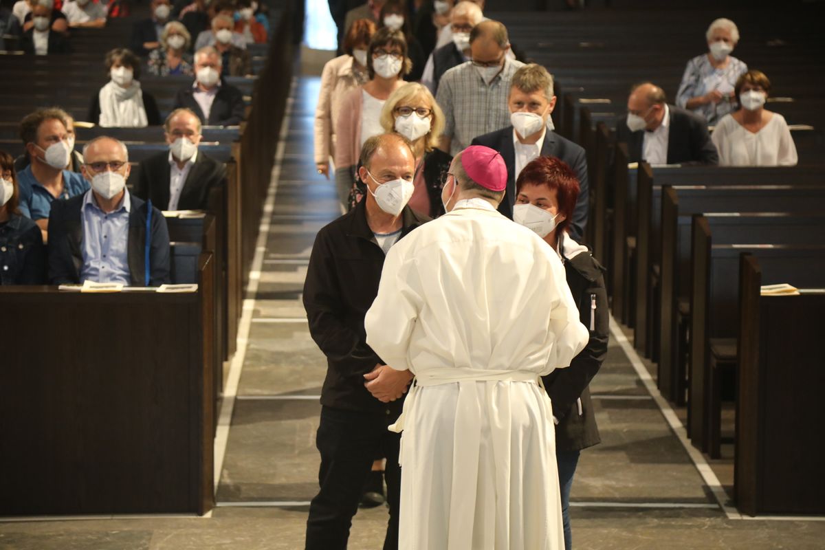 2721/0637-Dankgottesdienst für Ehejubilare mit Bischof Dr. Franz Jung_28293 Bischof Dr. Franz Jung hat am Mittwochabend, 30. Juni, einen Gottesdienst im Würzburger Kiliansdom gefeiert.