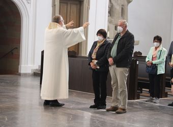 Im Anschluss an den Ehejubilarsgottesdienst mit Weihbischof Ulrich Boom am Freitagvormittag, 2. Juli, konnten sich die Paare von ihm und weiteren Priestern und Diakonen segnen lassen.