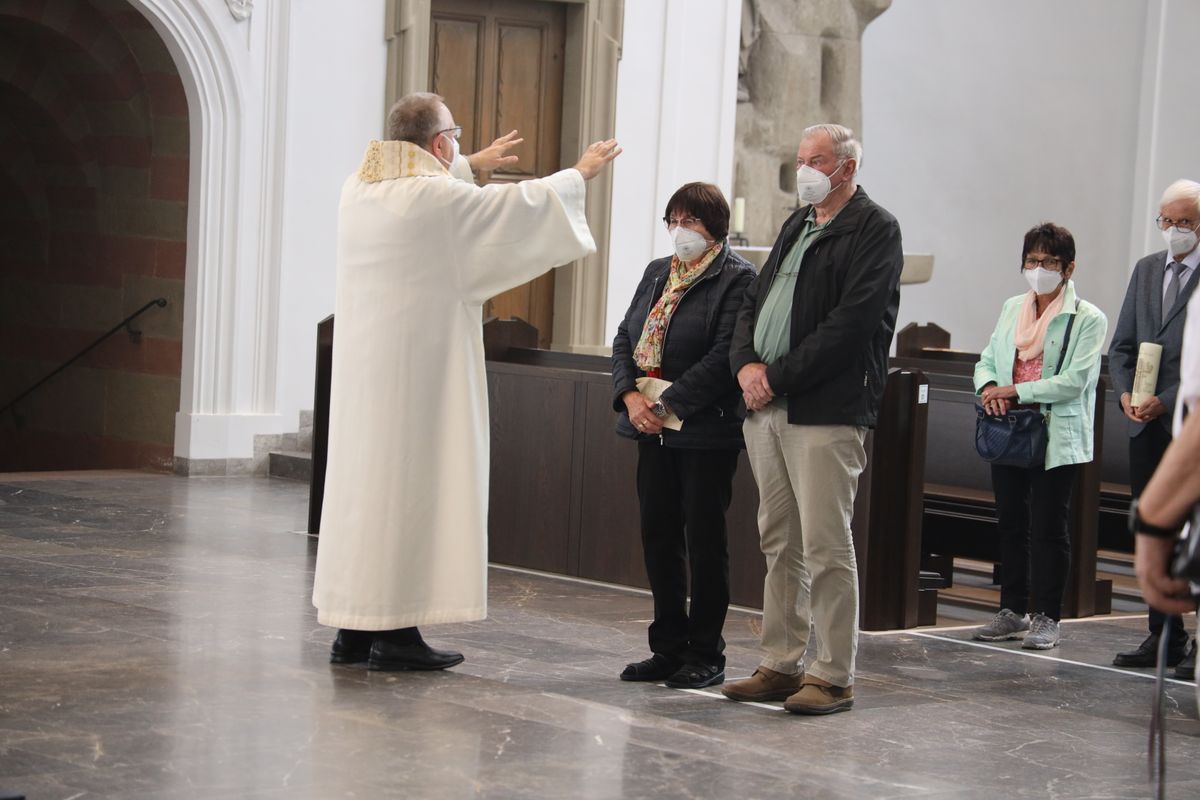 2721/0646 Ehejubilare Freitag, 2- Juli vormittags WB Boom_28485 Im Anschluss an den Ehejubilarsgottesdienst mit Weihbischof Ulrich Boom am Freitagvormittag, 2. Juli, konnten sich die Paare von ihm und weiteren Priestern und Diakonen segnen lassen.