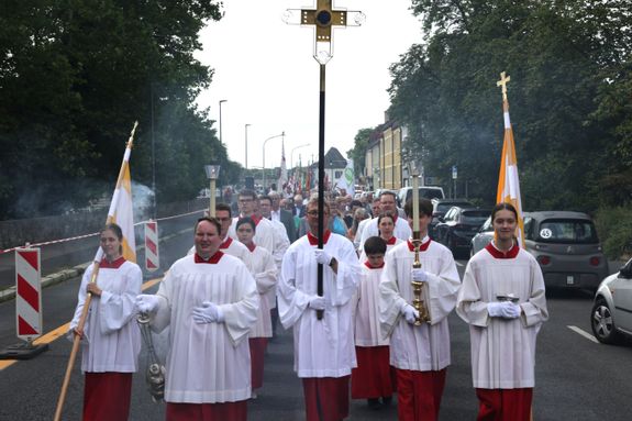 Mit einer Reliquienprozession von Sankt Burkard über die Alte Mainbrücke und einem Pontifikalgottesdienst im Kiliansdom ist am Sonntag, 6. Juli, die Kiliani-Wallfahrtswoche 2025 eröffnet worden.