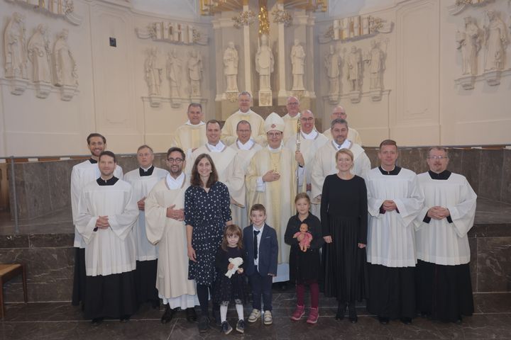 Bei einem Pontifikalgottesdienst am Samstag, 27. September, weihte Weihbischof Paul Reder drei Männer im Würzburger Kiliansdom zu Diakonen.