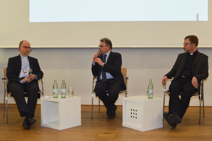 Das Bistum Würzburg wird noch in diesem Jahr weitere Schritte zur Aufarbeitung sexualisierter Gewalt einleiten. Auch die Treffen von Bischof Dr. Franz Jung mit Betroffenen gehen weiter. Das versicherte der Bischof am Montag, 17. Februar 2020, bei einem Vortrags- und Gesprächsabend zum Thema „Leid und Gerechtigkeit“ im Würzburger Burkardushaus. Anlass war der zehnte Jahrestag des Beginns zahlreicher Enthüllungen über sexuelle und körperliche Gewalt im kirchlichen Raum im Jahr 2010. Jesuitenpater Professor Dr. Hans Zollner, Präsident des Kinderschutzzentrums der Universität Gregoriana in Rom und Mitglied der Päpstlichen Kinderschutzkommission, stellte in einem Vortrag Erkenntnisse zu sexualisierter Gewalt in der Kirche vor. Im Bild: Bischof Dr. Franz Jung, der Leiter der Akademie Domschule Würzburg, Dr. Rainer Dvorak, und Professor Dr. Hans Zollner (von links) beim Podiumsgespräch.