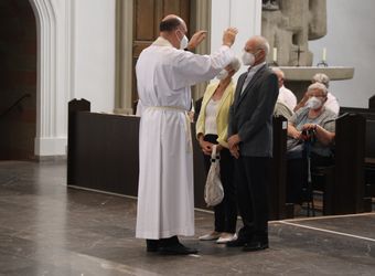 Mit rund 110 Ehepaaren aus der ganzen Diözese hat Weihbischof Ulrich Boom am Mittwochnachmittag, 23. Juni, einen Pontifikalgottesdienst gefeiert. Eingeladen waren Ehejubilare, die in den Jahren 2020 und 2021 auf 50, 60 oder 65 gemeinsame Jahre zurückblicken.