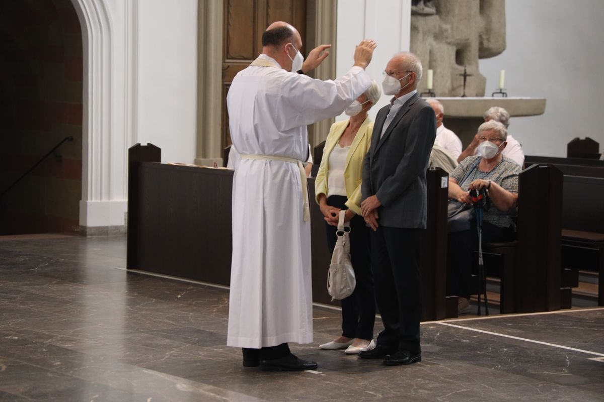 Mit rund 110 Ehepaaren aus der ganzen Diözese hat Weihbischof Ulrich Boom am Mittwochnachmittag, 23. Juni, einen Pontifikalgottesdienst gefeiert. Eingeladen waren Ehejubilare, die in den Jahren 2020 und 2021 auf 50, 60 oder 65 gemeinsame Jahre zurückblicken.