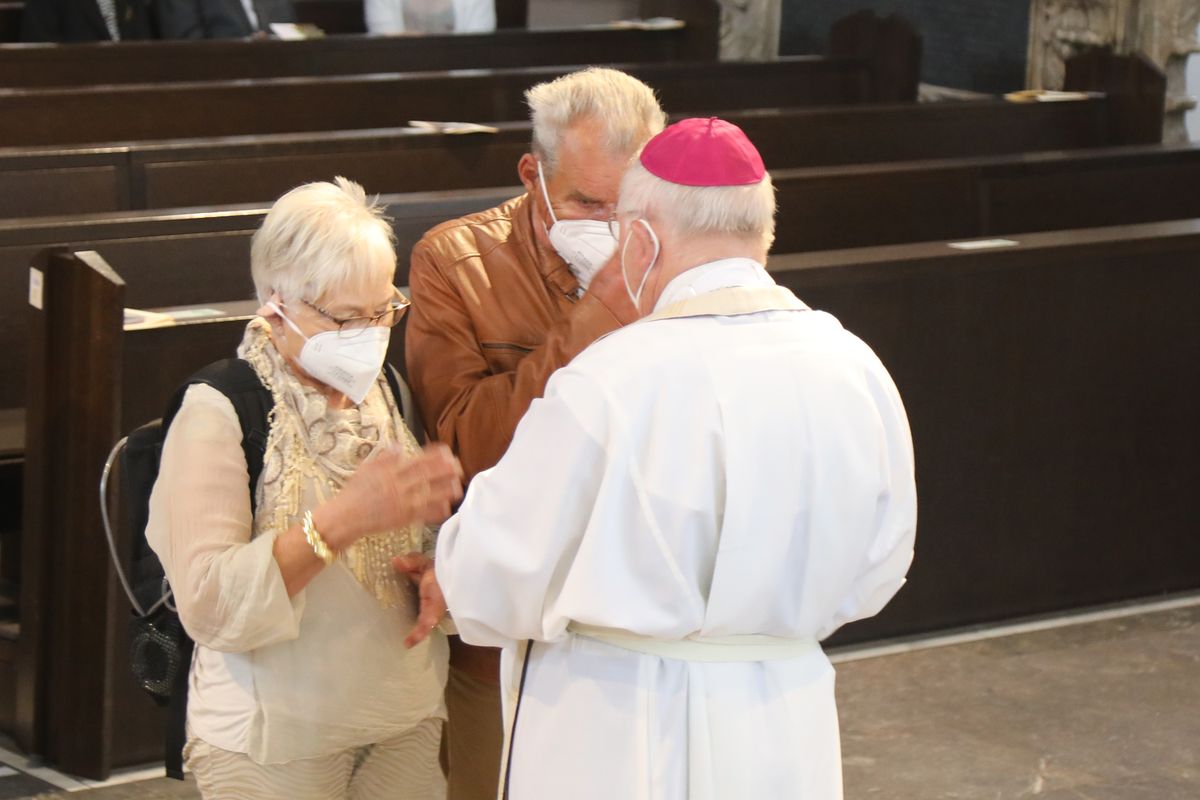 	 Weihbischof Ulrich Boom feierte am Mittwochnachmittag, 30. Juni, einen Gottesdienst für Ehepaare, die 2020 oder 2021 ihr goldenes, diamantenes oder eisernes Ehejubiläum hatten. Im Anschluss konnten sich die Paare segnen lassen.