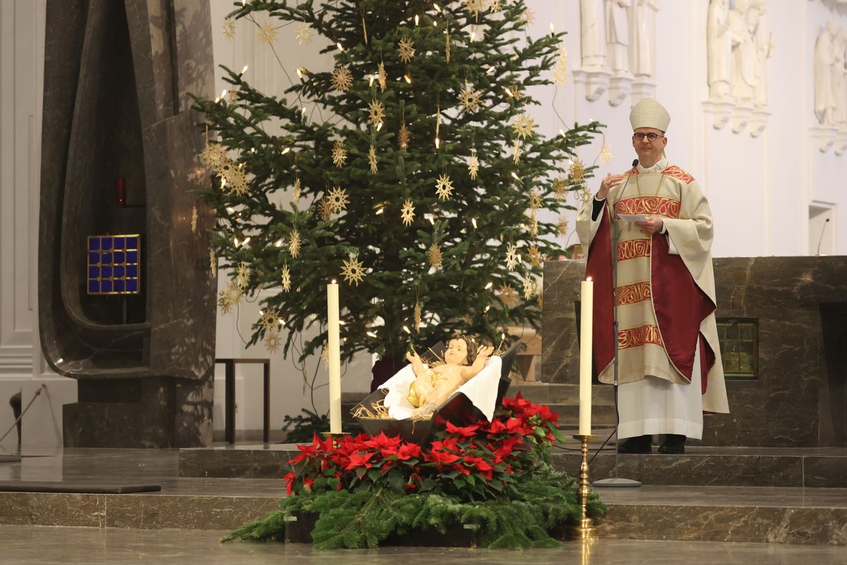 Mit einer Prozession vom Neumünster zum Kiliansdom und einer Pontifikalmesse hat Bischof Dr. Franz Jung am Dienstag, 31. Dezember, in Würzburg für das Bistum das Heilige Jahr eröffnet. Es steht unter dem Motto "Pilger der Hoffnung". 
