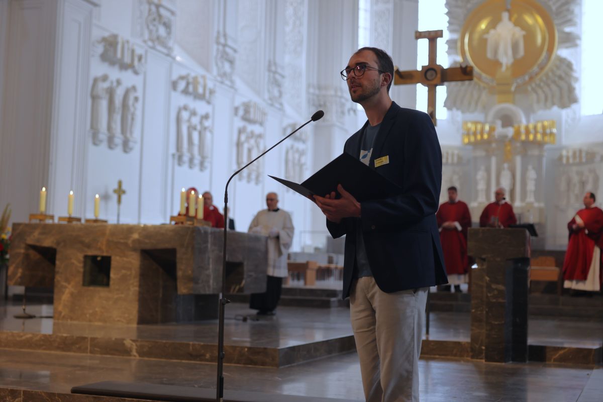 Weihbischof em. Ulrich Boom feierte am Mittwoch, 9. Juli, einen Kiliani-Wallfahrtsgottesdienst mit Gläubigen aus der Region Main-Rhön. Eine Begegnung auf dem Kiliansplatz schloss sich an. 